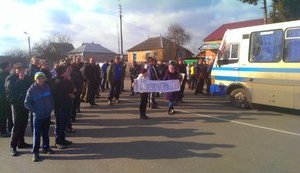 На Черниговщине гаишники избили трех мужчин. Люди в знак протеста перекрыли трассу. ФОТО