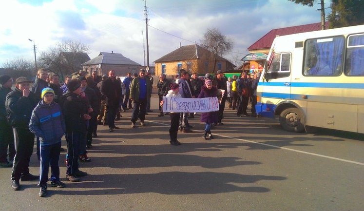На Черниговщине гаишники избили трех мужчин. Люди в знак протеста перекрыли трассу. ФОТО