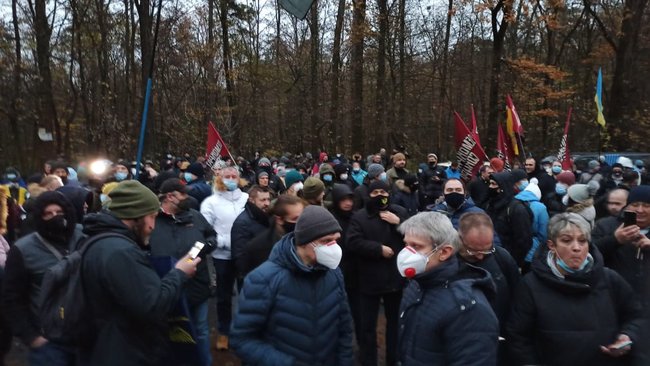 В Феофании, где лечится Зеленский, активисты провели акцию с фаерами и асфальтом 07 В Феофании, где лечится Зеленский, активисты провели акцию с фаерами и асфальтом 07