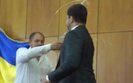 "Слугу народа" Качуру облил водой мэр Конотопа Семенихин: "Пропоную трошки отрезвиться нашей конотопской водичкой". ВИДЕО