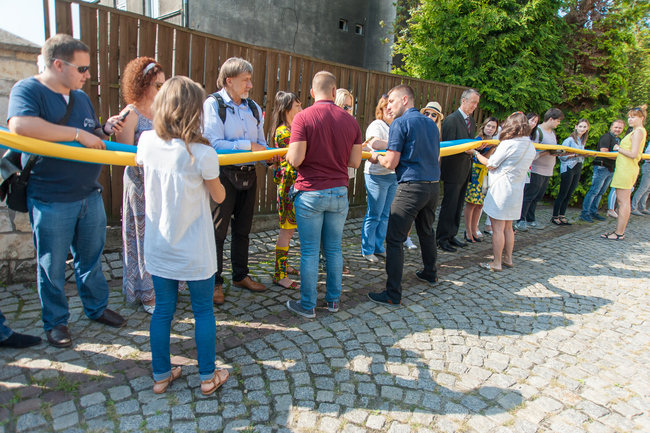 В Кракове развернули огромный флаг Украины 02