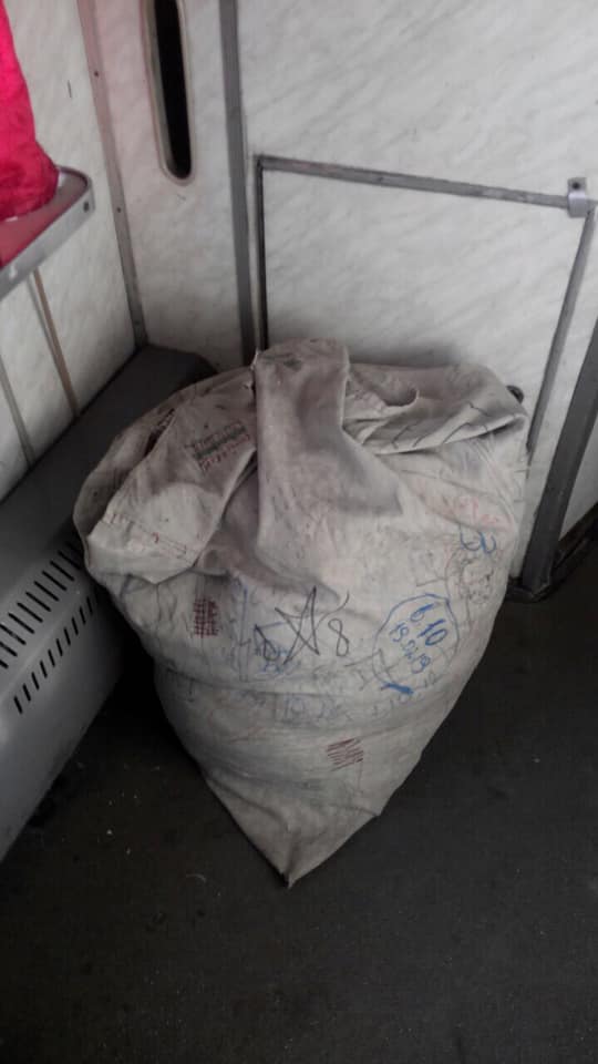 Грязь, ржавчина, клей на окнах: новый сезонный поезд Одесса-Ковель возмутил соцсети 10