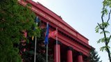 "Наводи порядок собственноручно": советский флаг возле университета Шевченко провисел недолго. ФОТОрепортаж