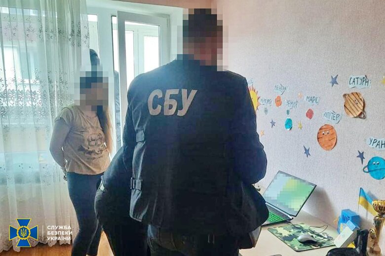 Задержана дочь оккупационного экс-главы Чернобаевки. Женщина внедряла образовательные стандарты РФ, а после освобождения села скрывалась в Винницкой области, - СБУ 03