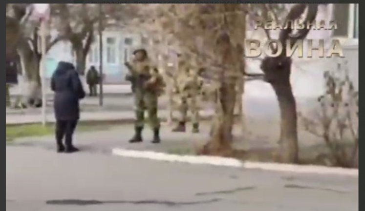 "Покладіть в кишені насіння соняшника. Ви з цим насінням ляжете": жителька Генічеська спілкується з окупантом. ВIДЕО