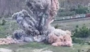 Пилоты истребителей Су-27 нанесли авиаудар по зданию со скоплением оккупантов: детонация боеприпасов усилила взрыв. ВИДЕО