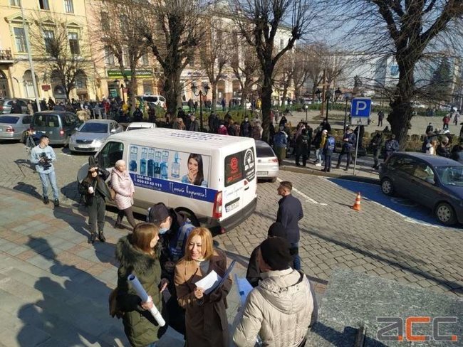 У Чернівцях підприємці вийшли на карантинний протест: Постанова Кабміну суперечить Конституції 01