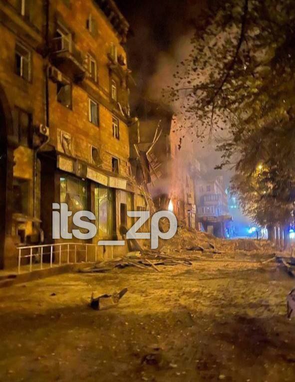 Наслідки ударів по Запоріжжю: 7 ракет влучили у багатоповерхівки, зруйновано цілі під’їзди (оновлено) 06