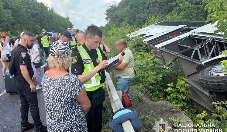 На Хмельниччині перекинувся автобус із понад 50 пасажирами, який прямував до Болгарії, - Нацполіція. ФОТОрепортаж
