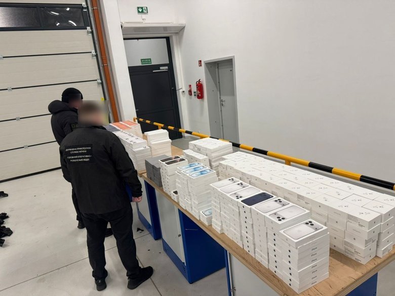 Контрабанда техніка Apple на 35 млн грн