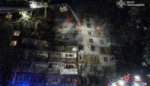 Войска РФ нанесли удар по Черкассам: повреждено многоэтажное здание, 11 пострадавших. ФОТОрепортаж