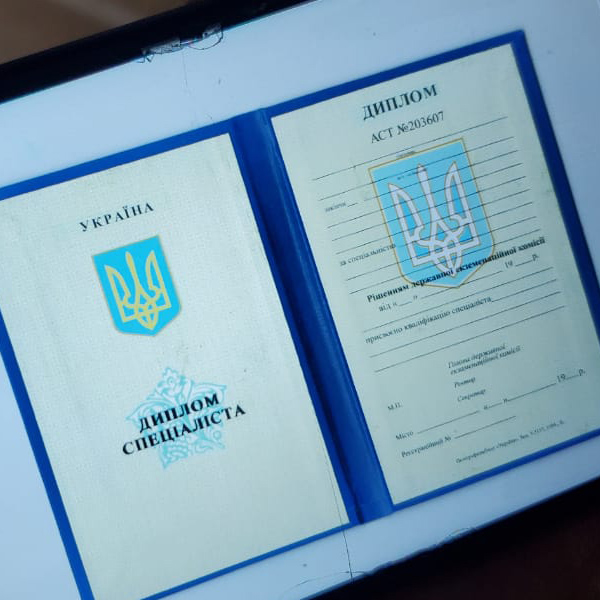 Производство фальшивых удостоверений полиции, прессы и COVID-сертификатов разоблачено в Киеве, - Офис Генпрокурора 03