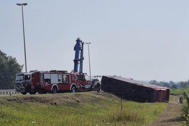 В Хорватии автобус вылетел на обочину и перевернулся: 10 человек погибли, 45 пострадавших 02