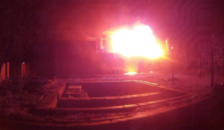 Уночі полк "Дніпро-1" допоміг ліквідувати пожежу в Мар'їнці під обстрілами. ФОТО