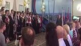 "Мы еще раз проводим вас в последний путь", - мэр российского Владивостока Гуменюк - выпускникам школы. ВИДЕО