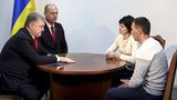 Порошенко на Хмельниччині зустрівся з рідними захопленого Росією військового моряка Цибізова. ФОТО