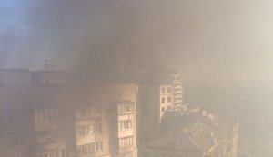 Под офисом "Киевгорстроя" горят шашки и шины, "Азов" заблокировал вход. ВИДЕО