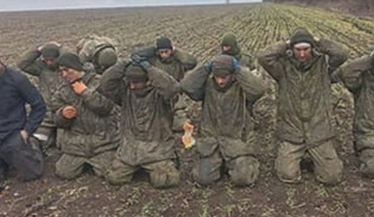 Ворог знімає та поширює постановочні відео з нелюдським ставленням нібито "українських військових" до "російських полонених", - Залужний