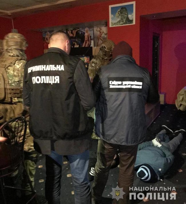 Полиция задержала преступную группу, которая выбивала из предпринимателей несуществующие долги в Хмельницком 04