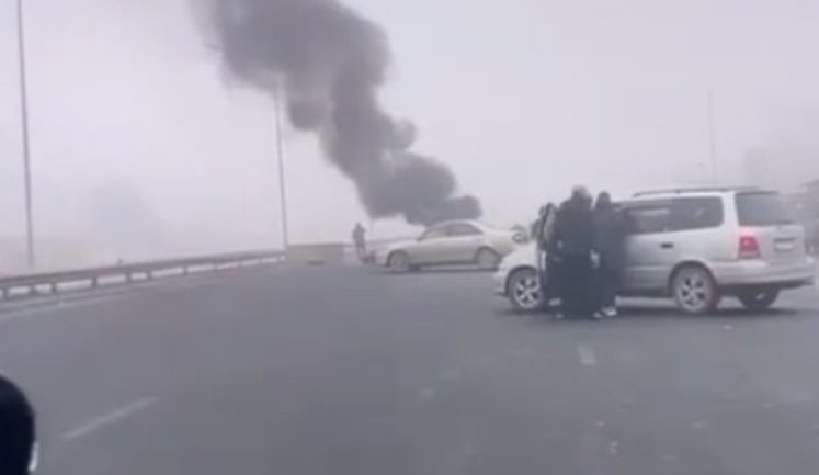 Протестующие своими авто перекрыли колоннам силовиков въезд в Алматы. ВИДЕО