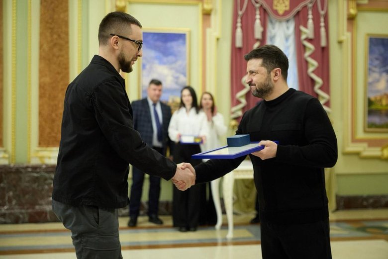 Зеленський вручив державні нагороди волонтерам та акторам