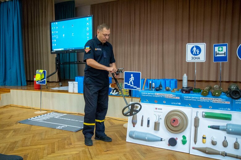 Юрій Цикенюк: Є такі міни, які спрацьовують на ходу людини. Вона пропустить собаку, техніка проїде, а коли відчуває, що йде людина, міна виплигує і вибухає 03