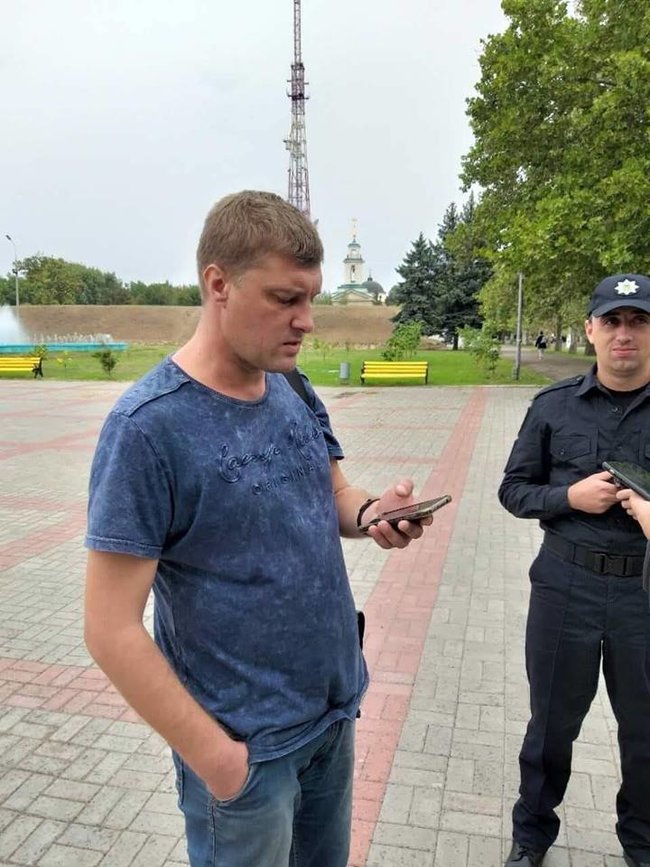 Подполковника СБУ задержали за мастурбацию на детской площадке в центре Херсона, - очевидцы 03 Подполковника СБУ задержали за мастурбацию на детской площадке в центре Херсона, - очевидцы 03