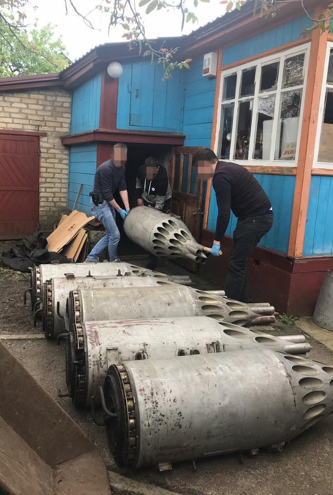 Контррозвідка СБУ виявила на Київщині арсенал авіаційного озброєння, підготовлений для вивезення в країни Африки 01