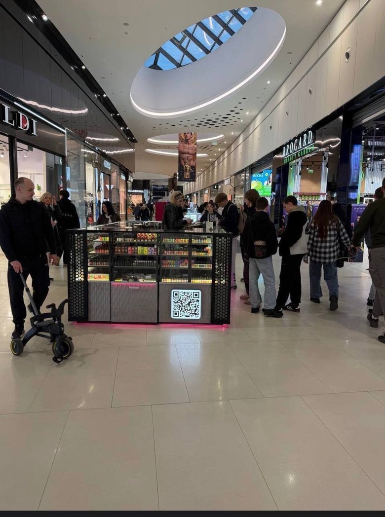 У ТРЦ Republika Park Хомутинніка підлітки стоять у чергах за нелегальними вейпами