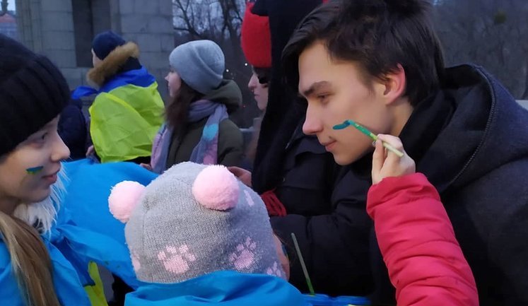 Kyiv marks Ukraine’s Day of Unity with human chain across the Dnipro river. VIDEO&PHOTOS