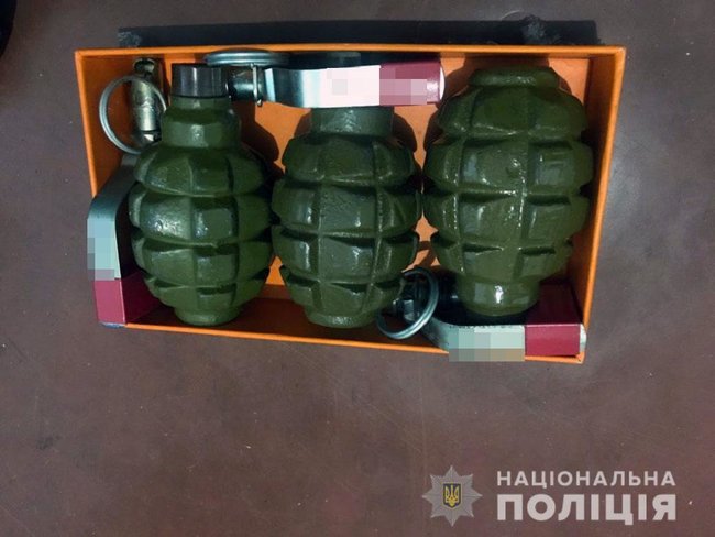 Полиция в Киеве накрыла арсенал оружия и боеприпасов из зоны ООС 02 Полиция в Киеве накрыла арсенал оружия и боеприпасов из зоны ООС 02