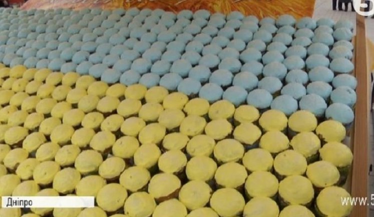 Самый большой флаг Украины из пасок создали в Днепре. ВИДЕО