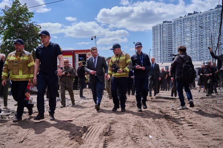 Дипломати відвідали місце удару по будинку в Києві