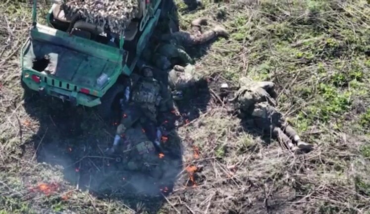 Occupiers on buggy go to storm Ukrainian positions and come under machine gun fire. VIDEO