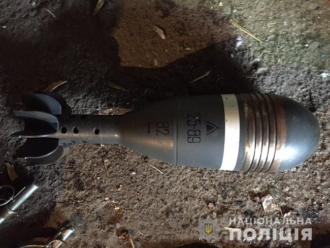 10 гранат, міна, снаряди для БМП і 240 набоїв: поліція виявила в орендованому гаражі в Донецькій області арсенал зброї 04 10 гранат, міна, снаряди для БМП і 240 набоїв: поліція виявила в орендованому гаражі в Донецькій області арсенал зброї 04
