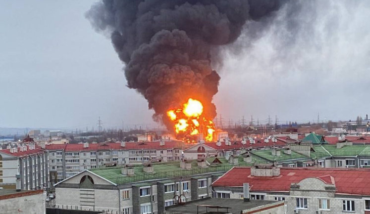 Влада РФ заявила, що пожежа на нафтобазі в Бєлгороді почалася після атаки української авіації. ВIДЕО