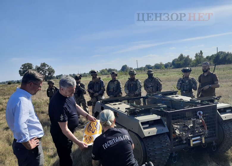 Боевой робот для эвакуации раненых с поля боя успешно прошел испытания Госпитальеров 08