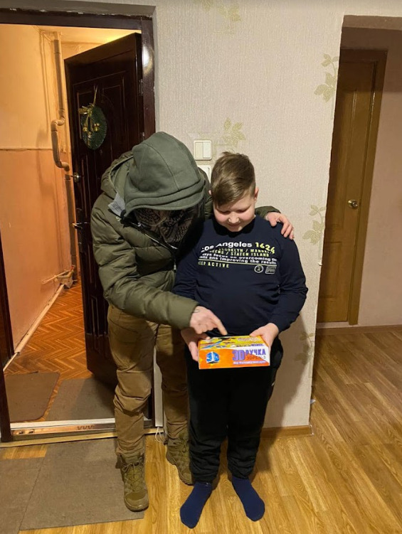 Волонтерка Паєвська (Тайра) та БФ Мрія вручили різдвяні подарунки більш ніж 200 дітям, рідні яких наразі перебувають у російському полоні 06