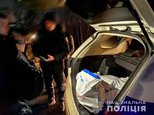 Глава сельсовета на Ривненщине незаконно перевозил около 30 кг янтаря на сумму $30 тыс., - Нацполиция 04