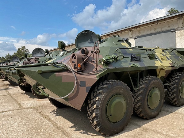 Киевский бронетанковый завод передал военным 9 отремонтированных БТР-80 07