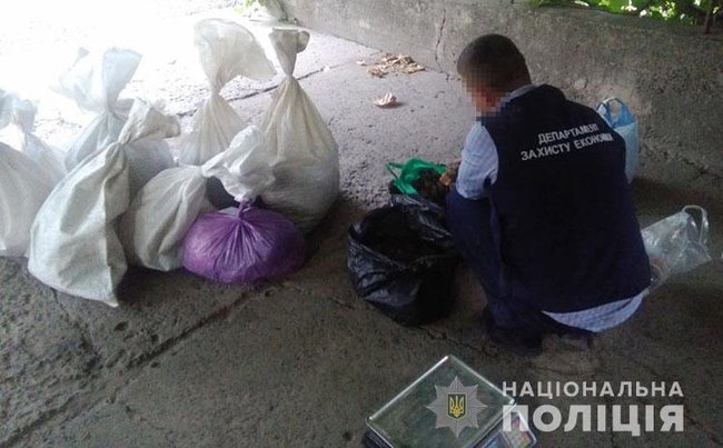 197 кг бурштину вартістю 2,8 млн грн вилучено на Рівненщині, - Нацполіція 01