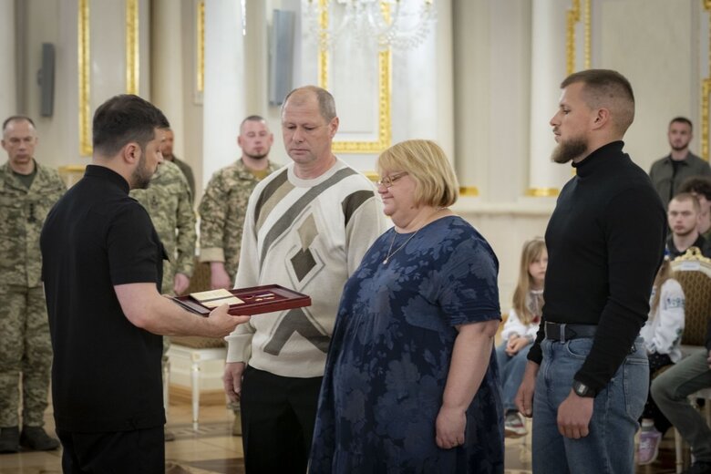Zelensky presented the awards to seven'ям Героїв України