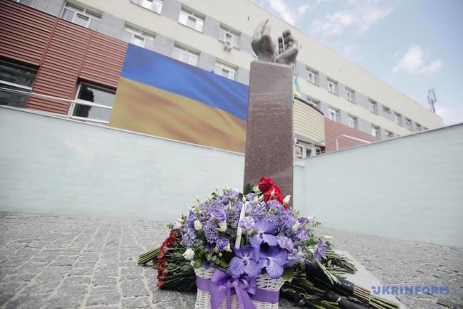 Памятник медикам, умершим от COVID-19, открыли в Киеве 08