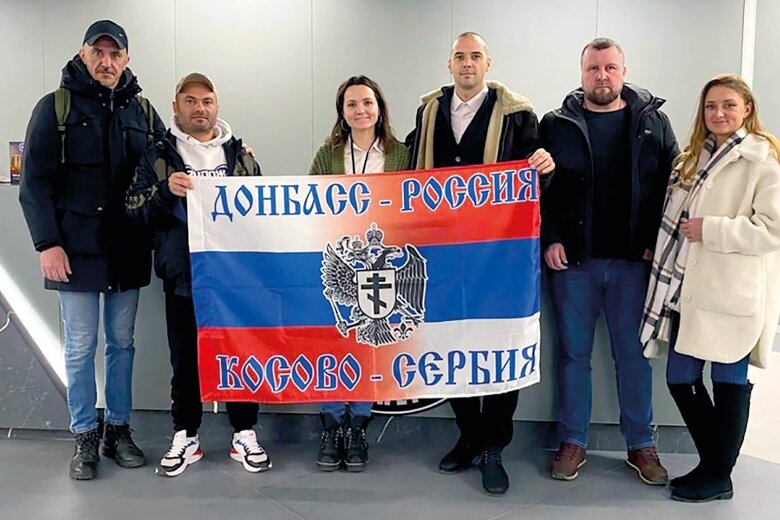Лідер праворадикальної організації "Народна патрола" Дам’ян Кнежевич (третій справа) з керівником "центру дружби і співробітництва" ПВК "Вагнер" "Z-Орлы" у Белграді Алєксандром Лісовим (другий справа) Лідер праворадикальної організації "Народна патрола" Дам’ян Кнежевич (третій справа) з керівником "центру дружби і співробітництва" ПВК "Вагнер" "Z-Орлы" у Белграді Алєксандром Лісовим (другий справа)