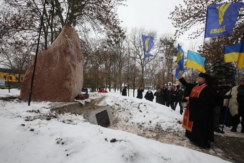 Пам’ятний знак воїнам УПА відновили у Харкові 02