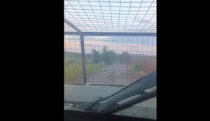 Український бронеавтомобіль "Новатор" витримує удар ворожих FPV-дронів та продовжує рух. ВIДЕО