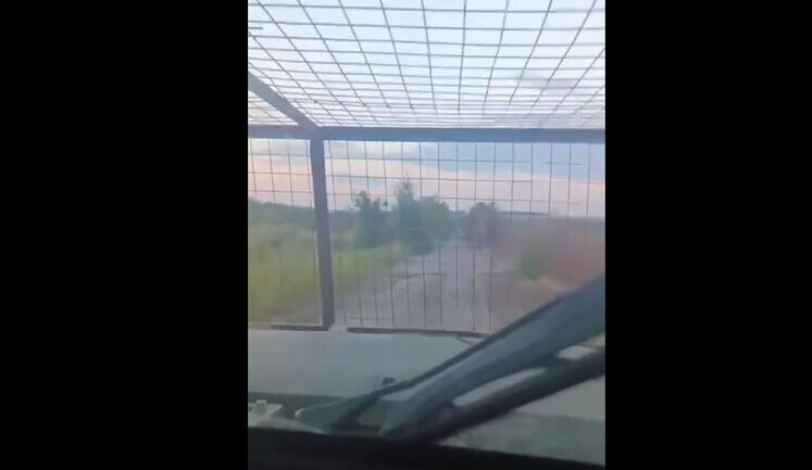Український бронеавтомобіль "Новатор" витримує удар ворожих FPV-дронів та продовжує рух. ВIДЕО
