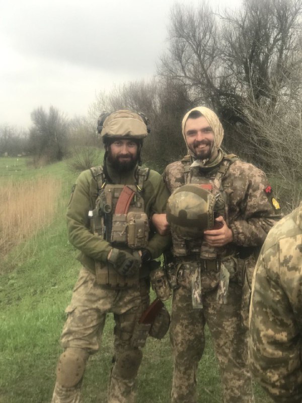 Піхотинець Віктор Чонговай: Якби в мене не було сім’ї, я б сів на візок, в якому переміщуюсь, позаду ще один причепив, наклав би туди патронів, взяв автомата і їхав би за своїм командиром 08