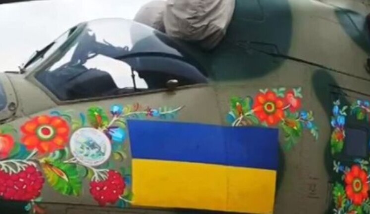 Майстри з Петриківки розмалювали вертоліт та спорядження для бійців ЗСУ. ВIДЕО