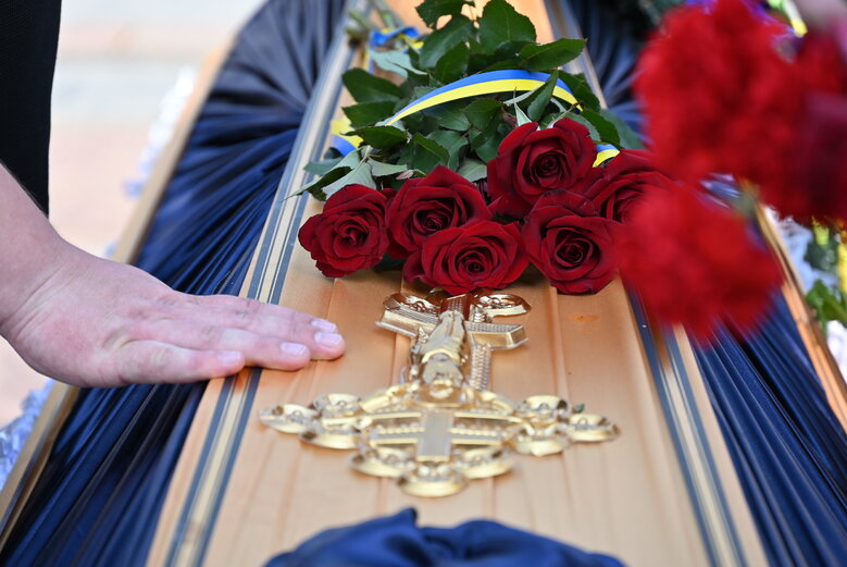 Із загиблим воїном, майданівцем Павлом Каленіченком попрощалися на Майдані Незалежності 06